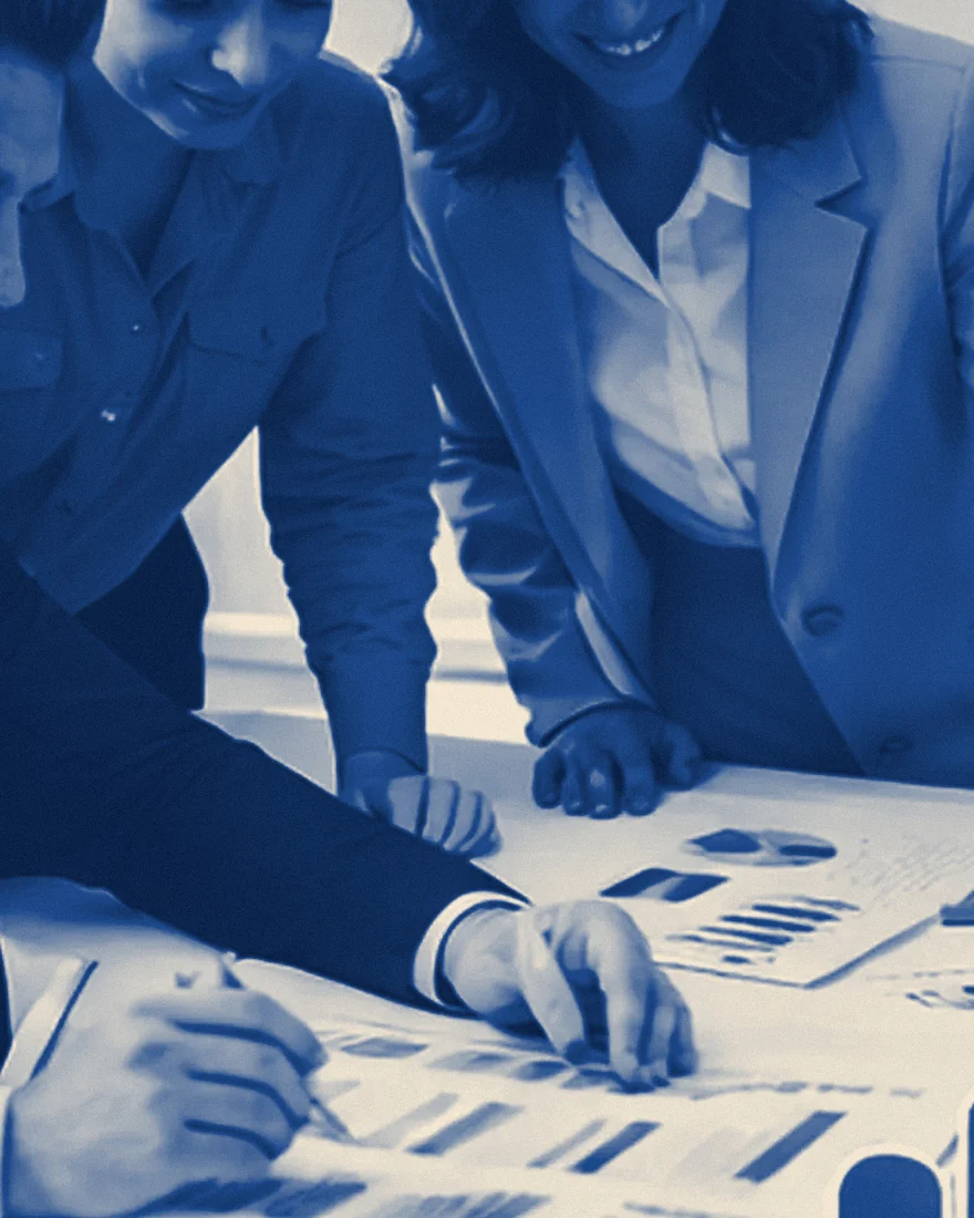 Equipo de ETP Consultores analizando reportes financieros